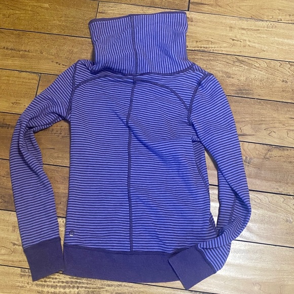 Lululemon reversible Sweater - Picture 7 of 7